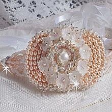 Bracelet Bouquet d'un Jour brod&eacute; avec un cabochon rond couleur Ivoire, fleurs en Lucite entrelac&eacute;es avec des rocailles, toupies en Cristal et Light Peach de qualit&eacute; AB2X &agrave; laquelle s'ajoute des rubans